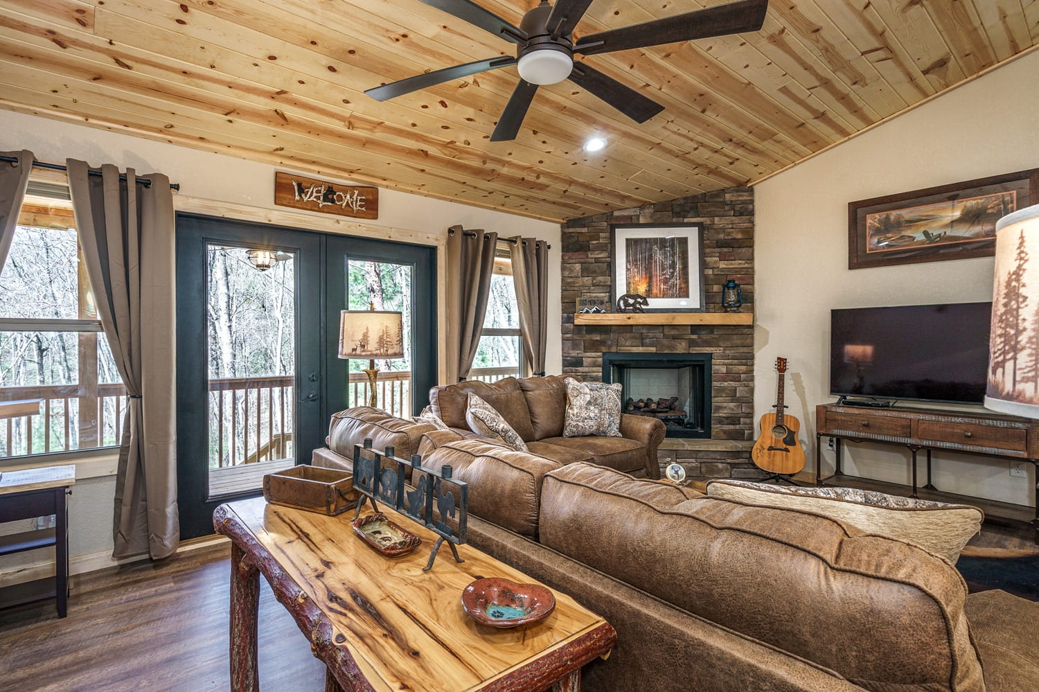 Warm cabin living room for Smoky Mountain cabin rental stays